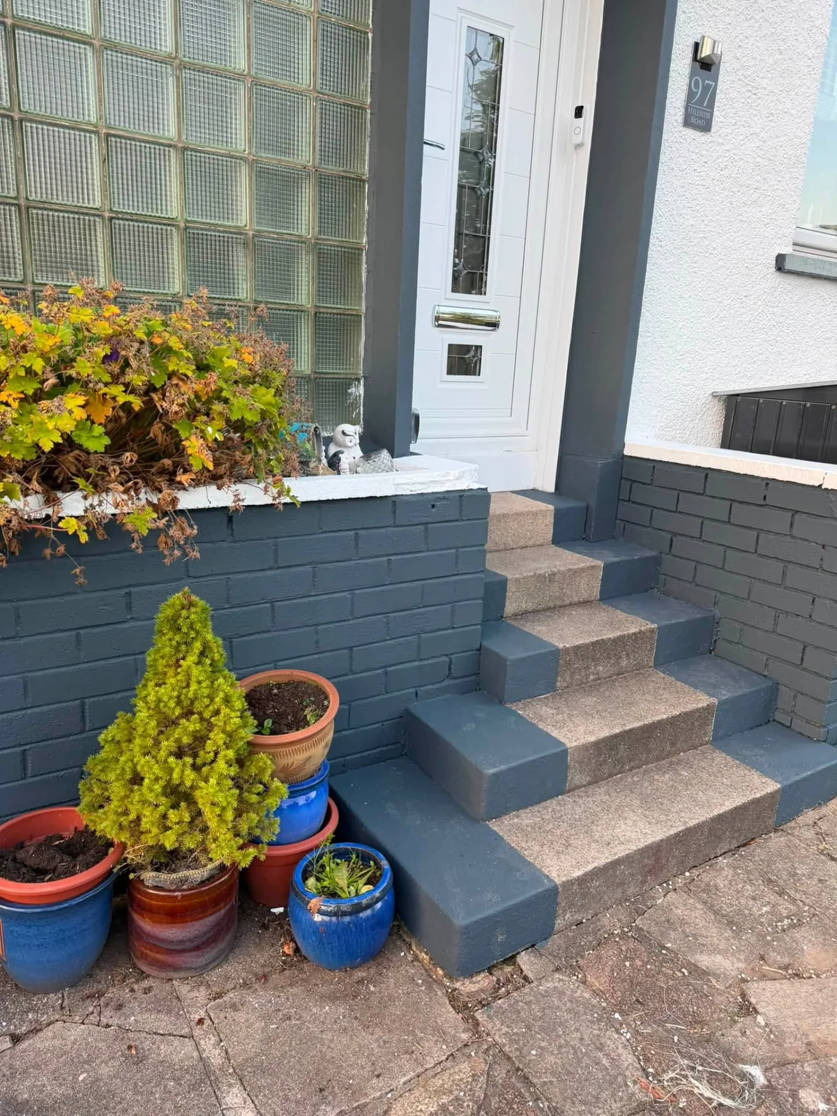 Detailed charcoal-painted entrance walls and steps